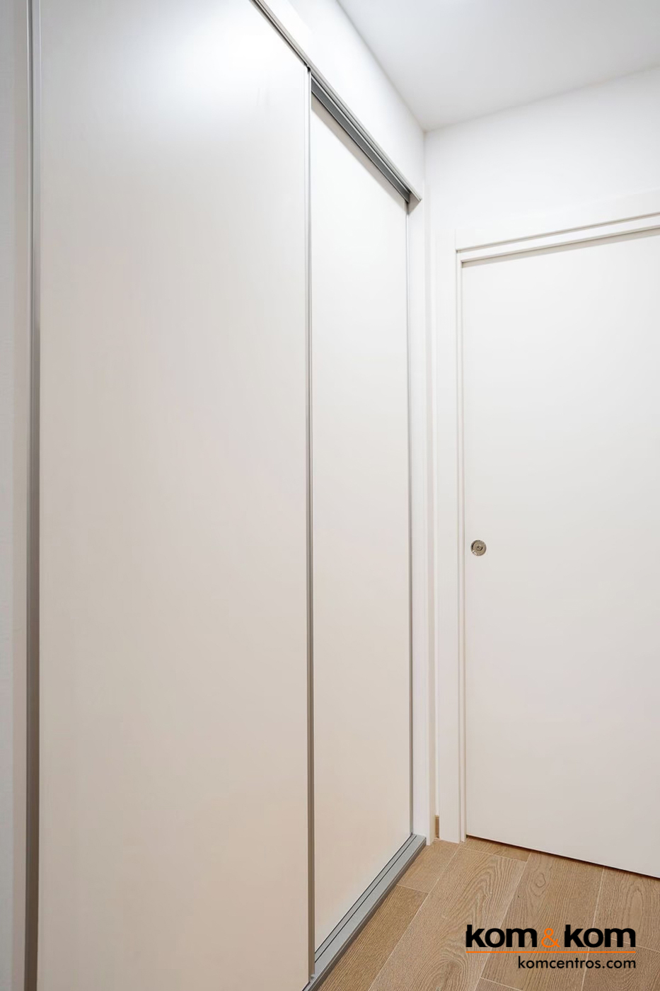 Armario blanco empotrado con puertas correderas en apartamento apartahoteles tur&iacute;sticos. Proyecto de Kom&Kom